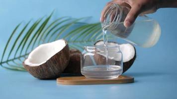 fresco Noce di cocco acqua versato in un' bicchiere video