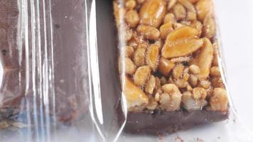 Close up de barres de chocolat granola en plastique transparent video