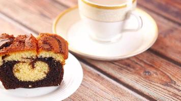 une tranche de gâteau marbré et une tasse de thé video