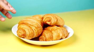 três croissants em um prato video