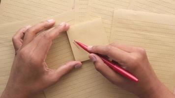 escribir ayuda en un post it video