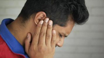 Mann reibt sich vor Schmerzen das Ohr video