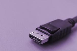 Conector chapado en oro Displayport macho de 20 pines para una conexión impecable sobre un fondo morado foto