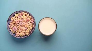 un tazón de cereal y un mini tazón de leche video