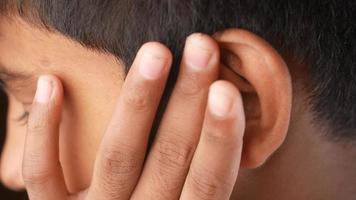 uma criança com dor de ouvido video