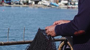 pescatore riparazione il suo reti su il spiaggia video