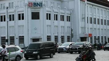 yogyakarta, indonesien på oktober 2022. trafik i främre av bni Bank detta byggnad är belägen i de Centrum av yogyakarta stad, nämligen i de noll punkt område, ngupasan, kauman, gondomanan distrikt. video