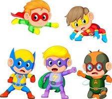 un grupo de niños lindos usa el disfraz de superhéroes
