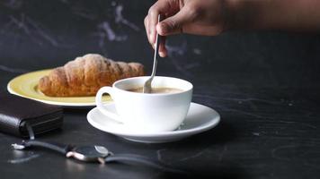 Kaffee und Croissant video