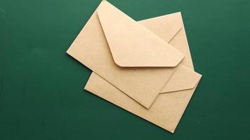 três envelopes em fundo verde video