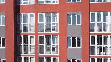 vista aérea de la fachada de un nuevo edificio residencial. video