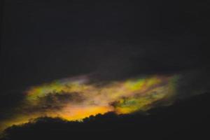 una nube de arco iris llamada fondo de naturaleza de iridiscencia de nube