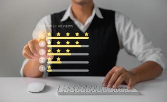 el empresario otorga una calificación de 5 estrellas en la pantalla táctil virtual a la experiencia de servicio. servicio al cliente y concepto de satisfacción foto