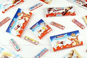 kharkov, ucrania - 3 de mayo de 2022 muchos productos diferentes de la marca kinder fabricados por ferrero spa. kinder es una línea de marca de productos de confitería del fabricante multinacional italiano ferrero foto