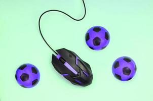 ratón óptico para juegos y pequeños balones de fútbol violetas foto