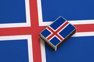 la bandera de islandia está representada en una caja de fósforos que se encuentra en una bandera grande foto