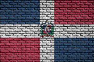 la bandera de la república dominicana está pintada en una vieja pared de ladrillos foto