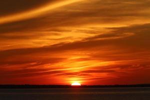 el sol se pone por debajo del horizonte en el mar mediterráneo en el norte de israel. foto