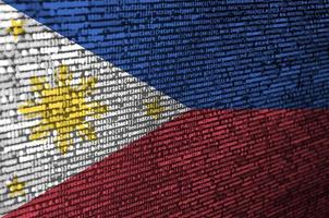 La bandera de Filipinas se representa en la pantalla con el código del programa. el concepto de tecnología moderna y desarrollo de sitios foto