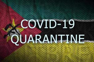 bandera de mozambique e inscripción de cuarentena covid-19. coronavirus o virus 2019-ncov foto