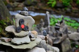 un hilandero de madera yace sobre extrañas estructuras de piedra en el bosque foto