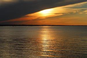 el sol se pone por debajo del horizonte en el mar mediterráneo en el norte de israel. foto