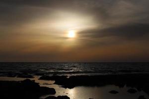 el sol se pone por debajo del horizonte en el mar mediterráneo en el norte de israel. foto