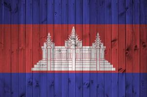 bandera de camboya representada en colores de pintura brillante en la pared de madera vieja. banner texturizado sobre fondo áspero foto