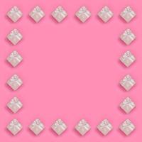 el marco de las cajas de regalo rosas se encuentra en el fondo de textura del papel de color rosa pastel de moda en un concepto mínimo. patrón abstracto de moda foto