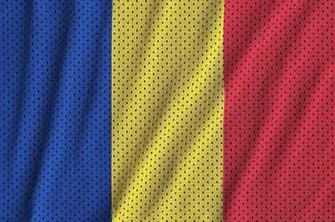 bandera de rumania impresa en una tela de malla deportiva de nailon y poliéster foto