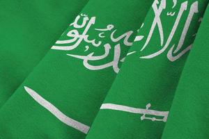 bandera de arabia saudita con grandes pliegues ondeando de cerca bajo la luz del estudio en el interior. los símbolos y colores oficiales en banner foto