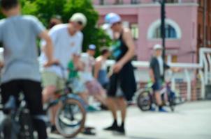 imagen desenfocada de mucha gente con bicicletas bmx. encuentro de aficionados a los deportes extremos foto