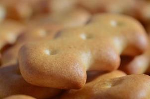 fotografía macro de muchas galletas saladas amarillas foto