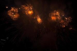 fuegos artificiales en el río en el cielo oscuro foto