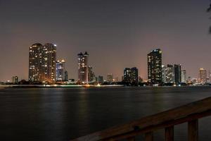 edificio moderno a orillas del río chao phraya. foto