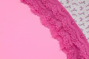 ropa interior de mujer blanca con encaje sobre fondo rosa con espacio de copia. concepto de blogger de moda de belleza. lencería romántica para la tentación del día de san valentín foto