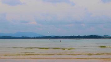 panorama de la bahía de la playa de naiyang con agua turquesa clara phuket tailandia. video