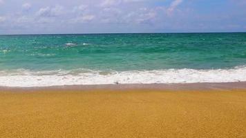 segreto Banana spiaggia baia panorama turchese chiaro acqua Phuket Tailandia. video