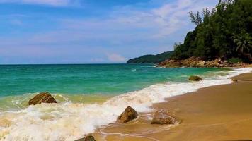 hemlighet banan strand bukt panorama turkos klar vatten phuket thailand. video