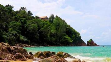secret banane plage baie panorama turquoise eau claire phuket thaïlande. video