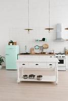 brillante cocina de estilo escandinavo con refrigerador de color menta foto