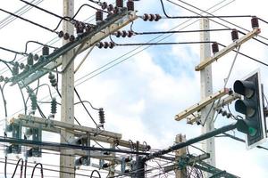 energía eléctrica trifásica para transferencia de energía por redes eléctricas. energía eléctrica para la industria manufacturera de apoyo. postes eléctricos de alto voltaje y líneas de alambre contra el cielo azul y las nubes blancas. foto