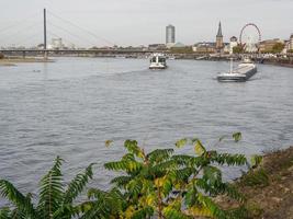 dusseldorf en el río rin foto