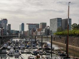 dusseldorf y el río rin foto