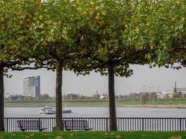 dusseldorf y el río rin foto