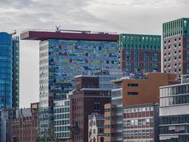 dusseldorf y el río rin foto