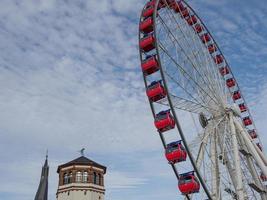 el río rin y la ciudad de dusseldorf foto