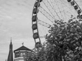 el río rin y la ciudad de dusseldorf foto