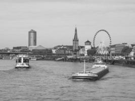 el río rin y la ciudad de dusseldorf foto