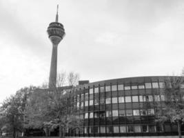 el río rin y la ciudad de dusseldorf foto